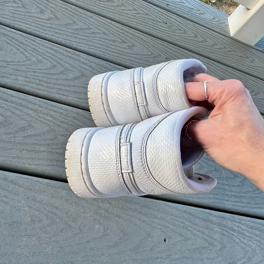 Air Jordan 1 Mid Triple White Women’s 6